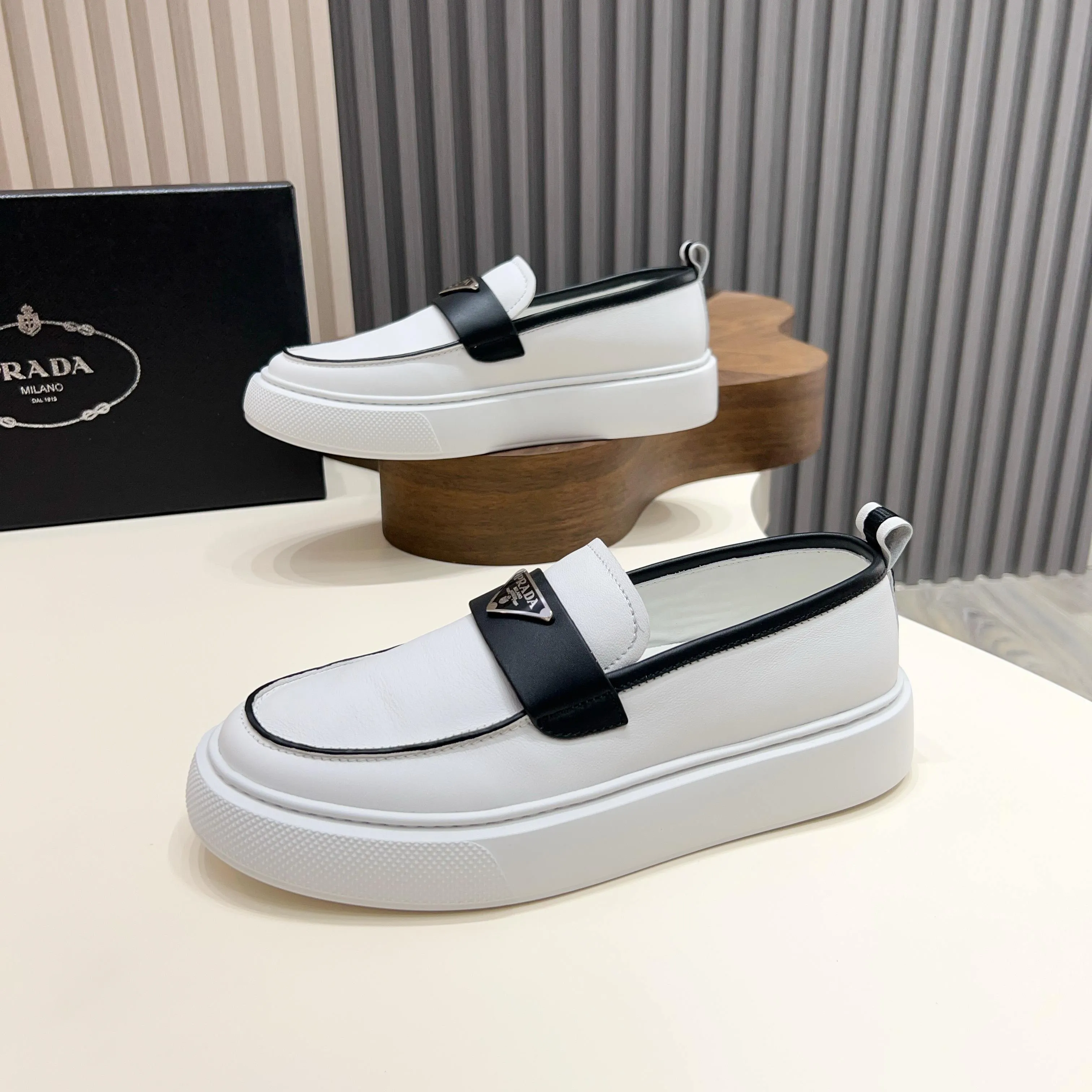 💰740 Thick-soled trendy brand (Prada) mainly promotes popular models, avant-garde and versatile fashionable men's shoes, private version molding, cowhide splicing 1:1 replica... fashionable, simple, elegant, more eye-catching and more classy, ​​it will subvert the old idea, a must-have for fashionistas who want to spend time with you! Must keep it! Tall and comfortable outsole, high-end quality workmanship. @ Code number: 39-44 38 45 can be ordered. Multiple colors are available.